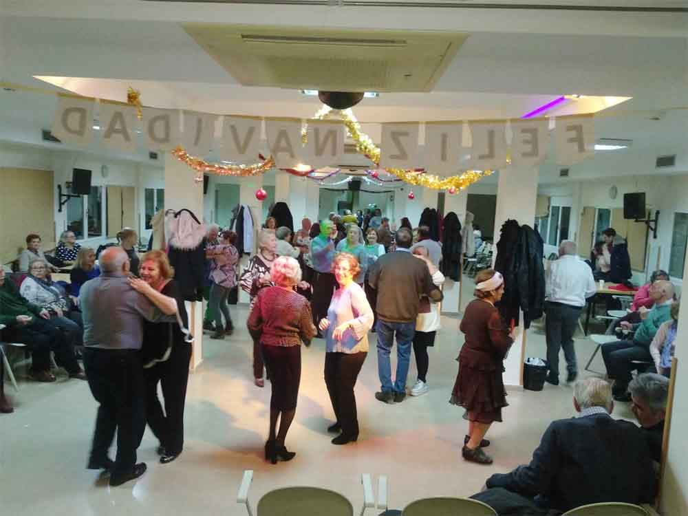 Usuarios del centro bailando