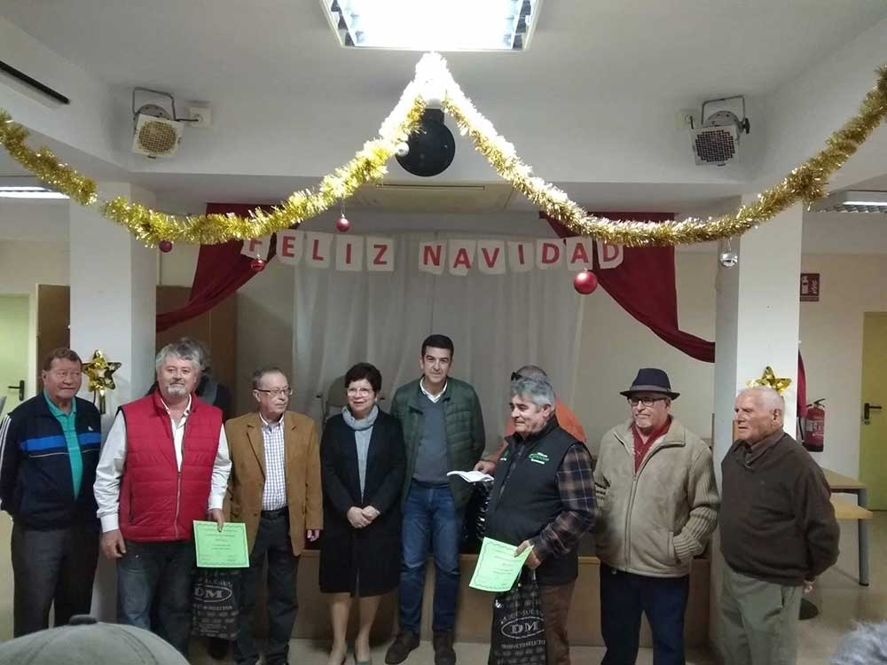 La Sra. Delegada del Gobierno entregando los premios