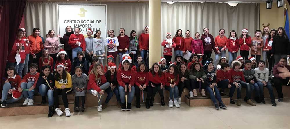 Los alumnos cantando villancicos