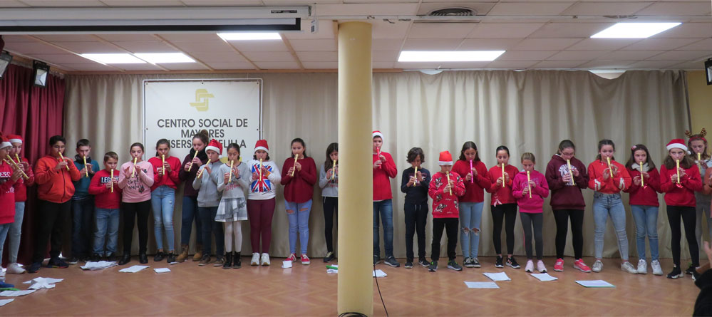 Los alumnos tocando la flauta