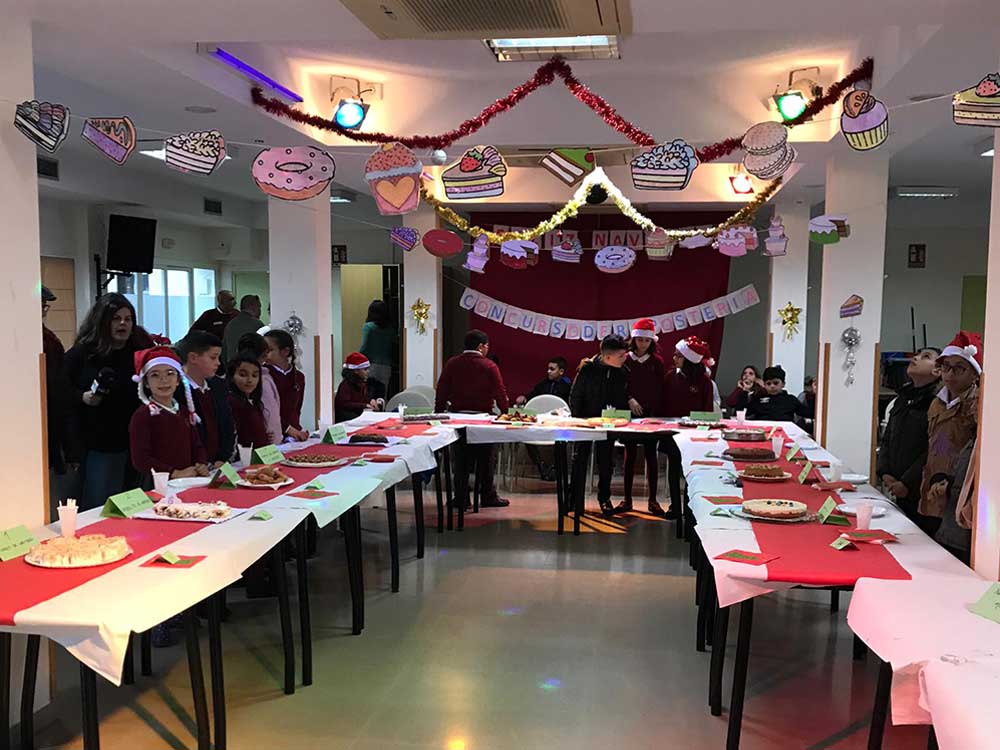 Grupo de niños y niñas de jurado