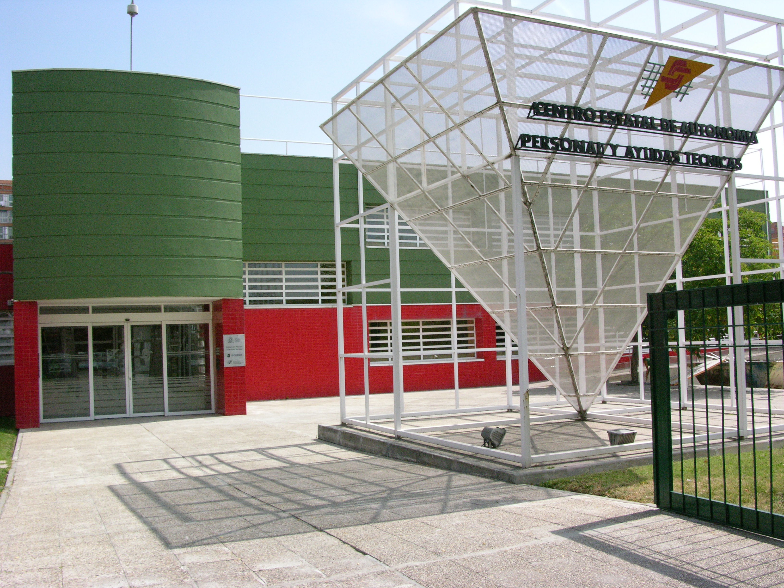 Fachada del Centro de Referencia Estatal de Autonomía Personal y Ayudas Técnicas