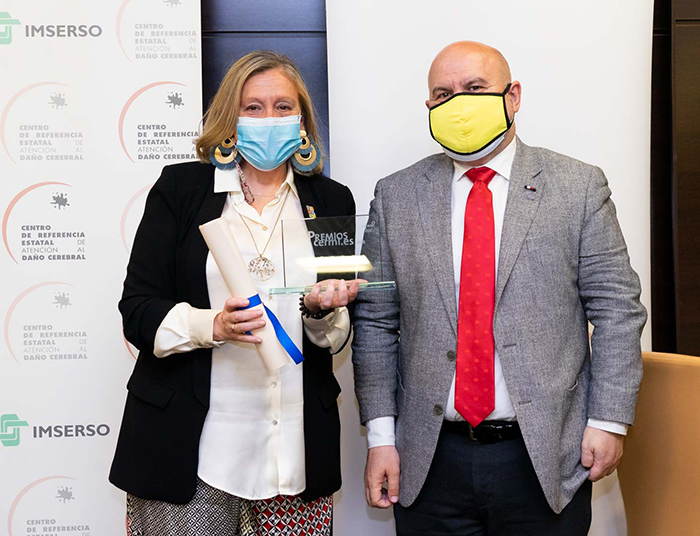 Dª Inmaculada con el diploma acreditativo junto a Luis Cayo Pérez