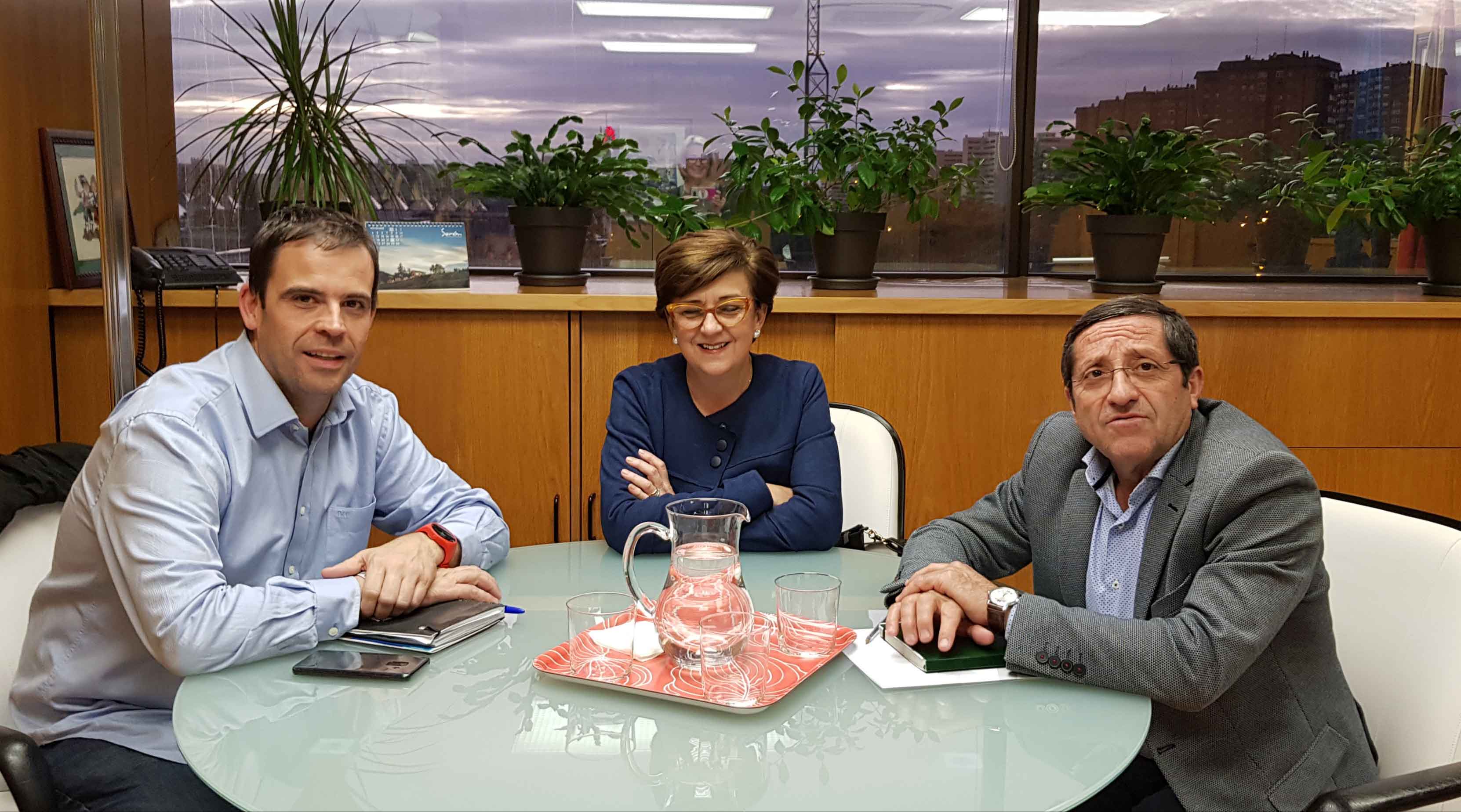 D. Manuel Martínez junto a D. Iván Reinares y Dª Carmen Tamayo