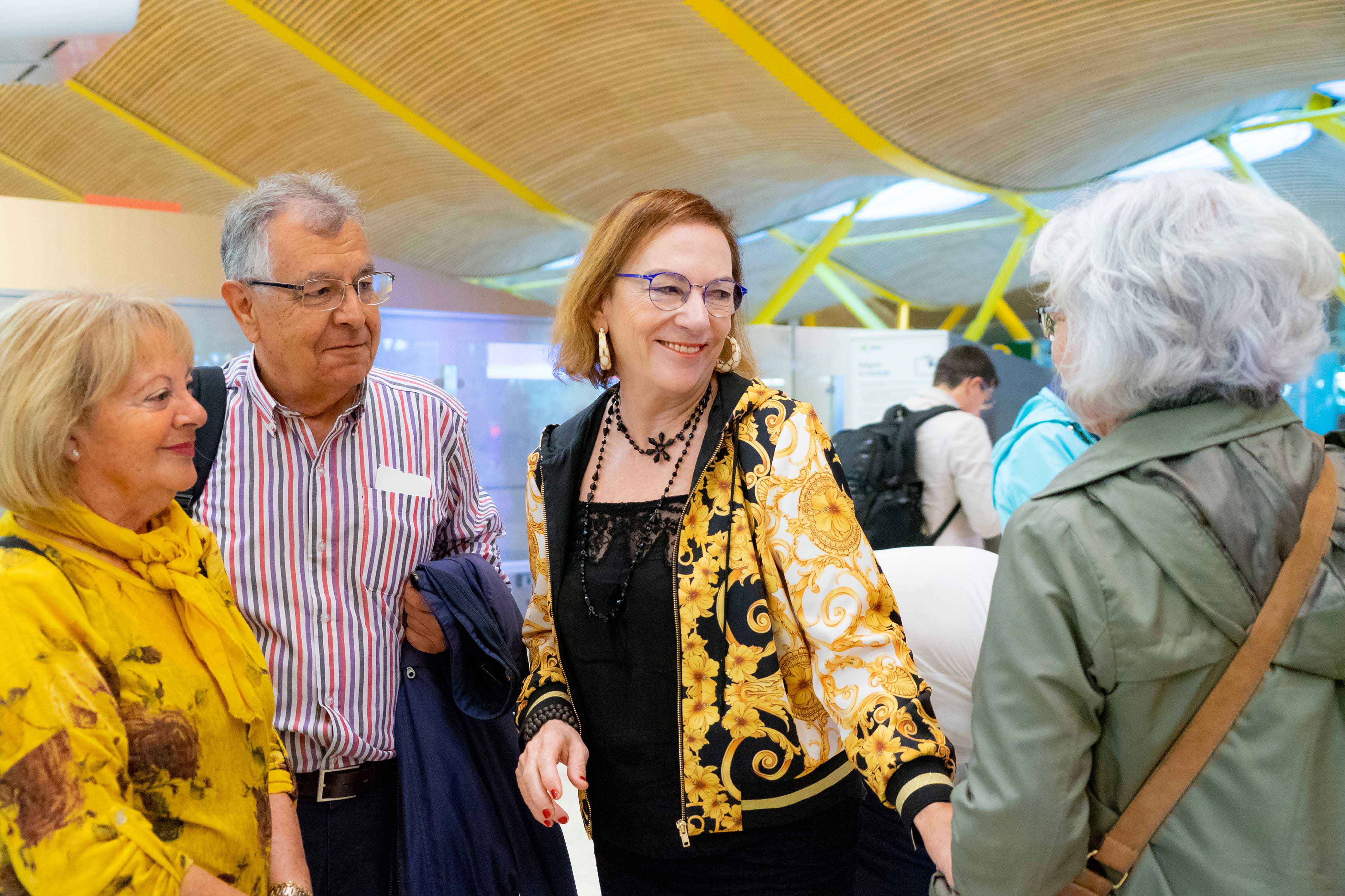 Dª Carmen Orte despidiéndose de los viajeros