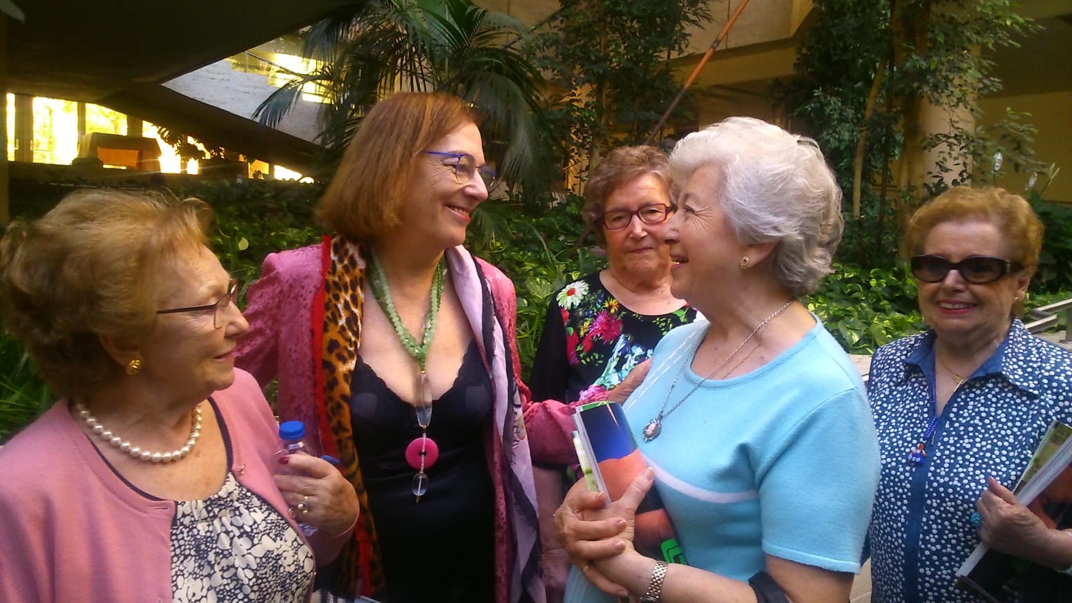 Dª Carmen Orte Socias junto a un grupo de personas mayores