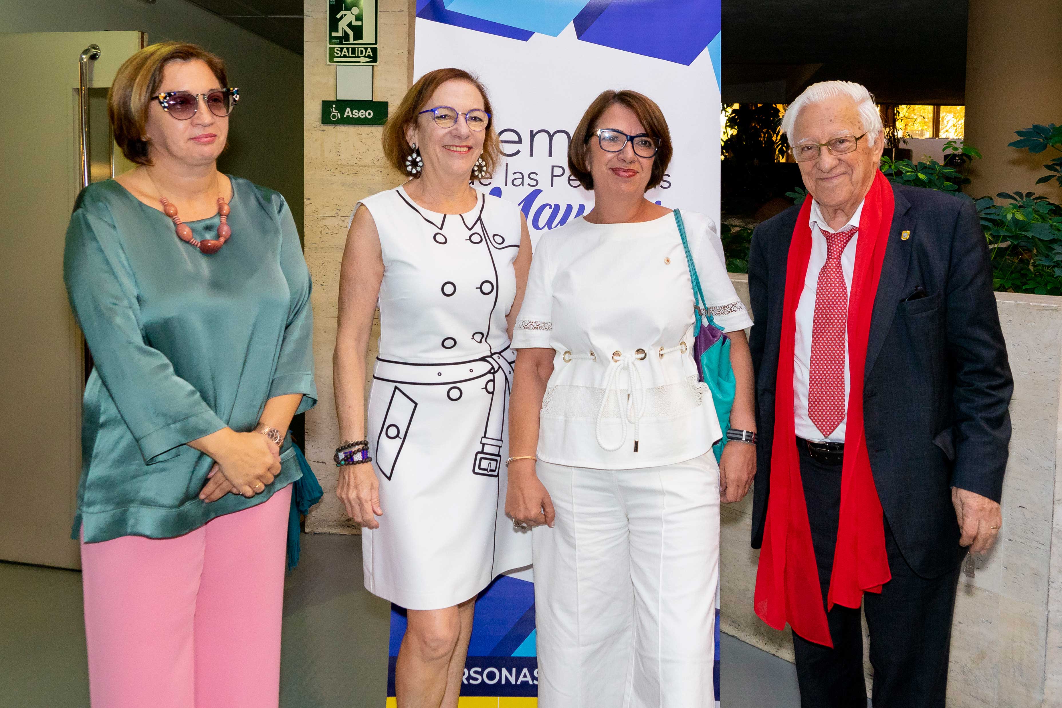 Isabel María Martínez, Dª Carmen Orte Socias, Oli Hervera y Padre Ángel