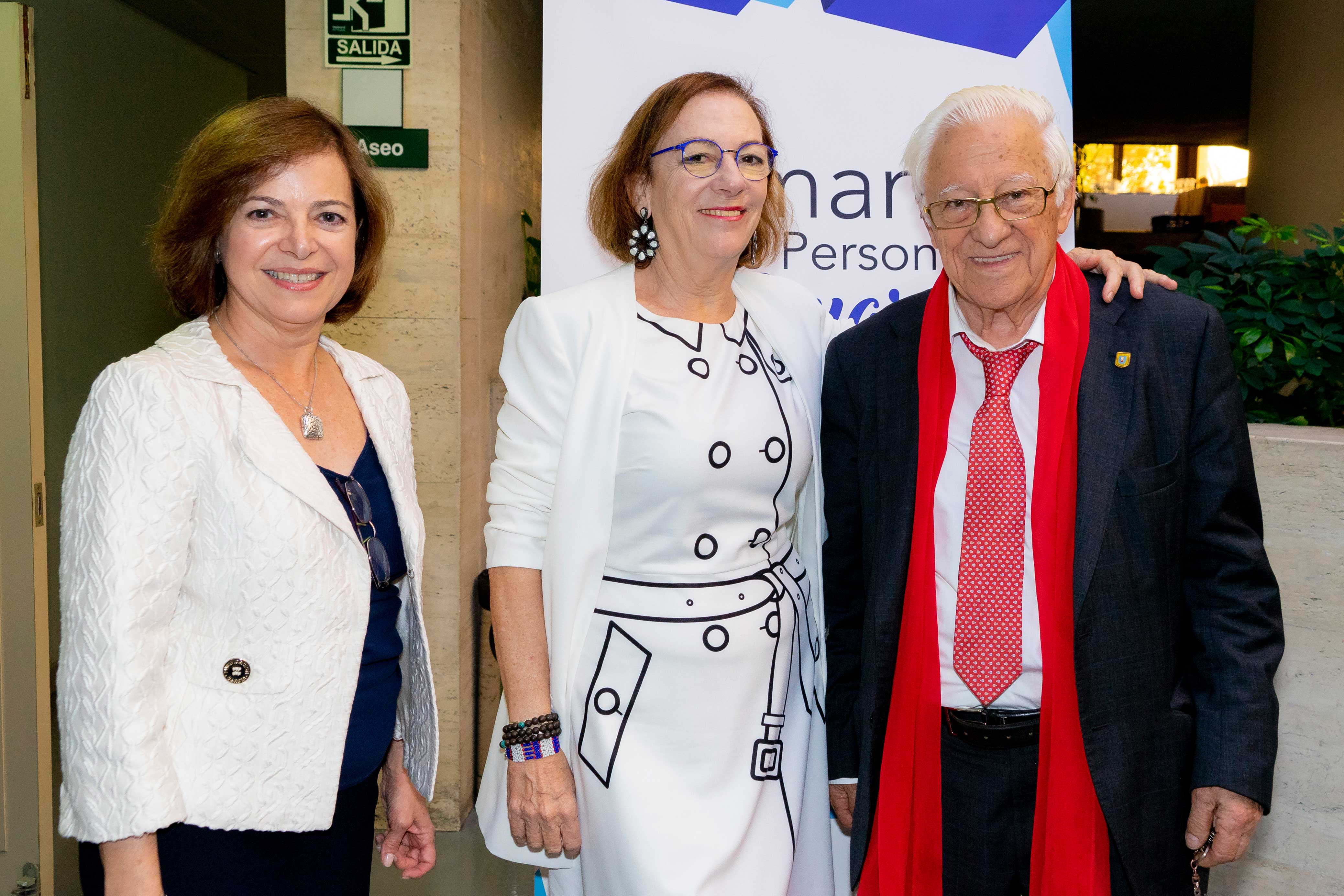 Dª Carmen Orte Socias junto a Padre Ángel