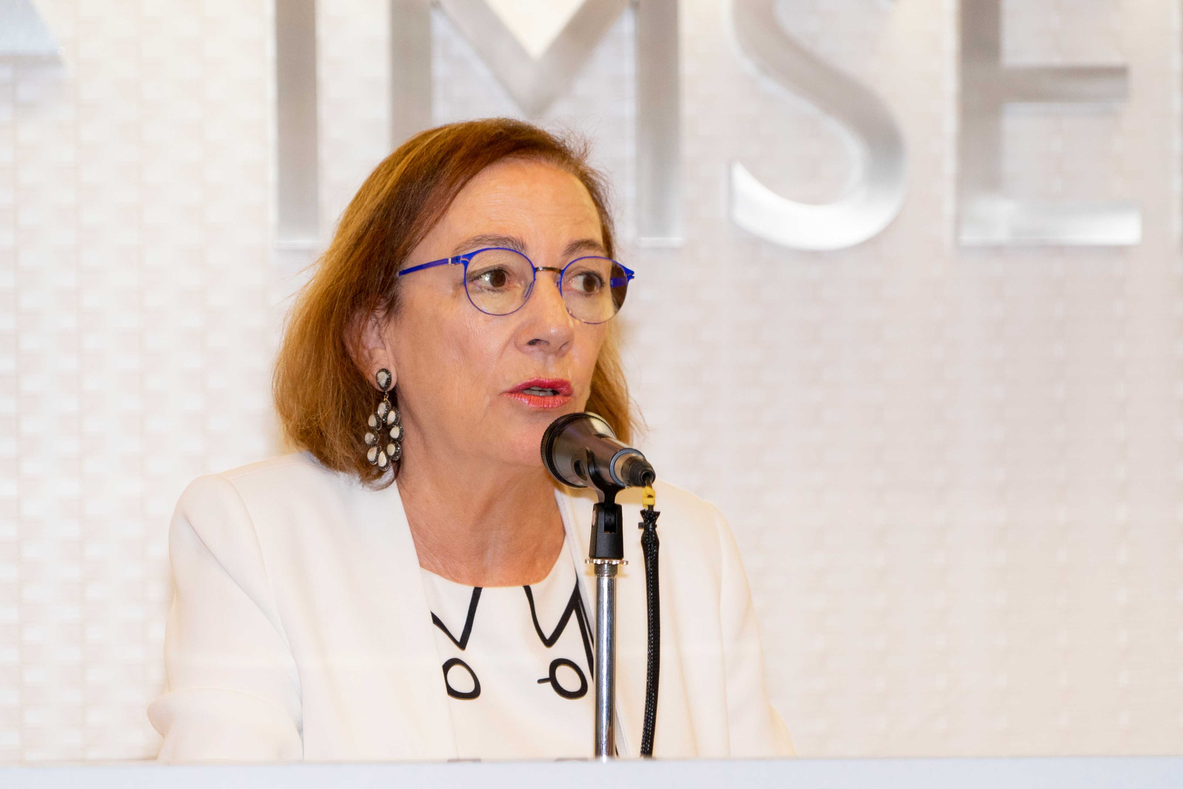 Dª Carmen Orte Socias hablando durante el acto de clausura