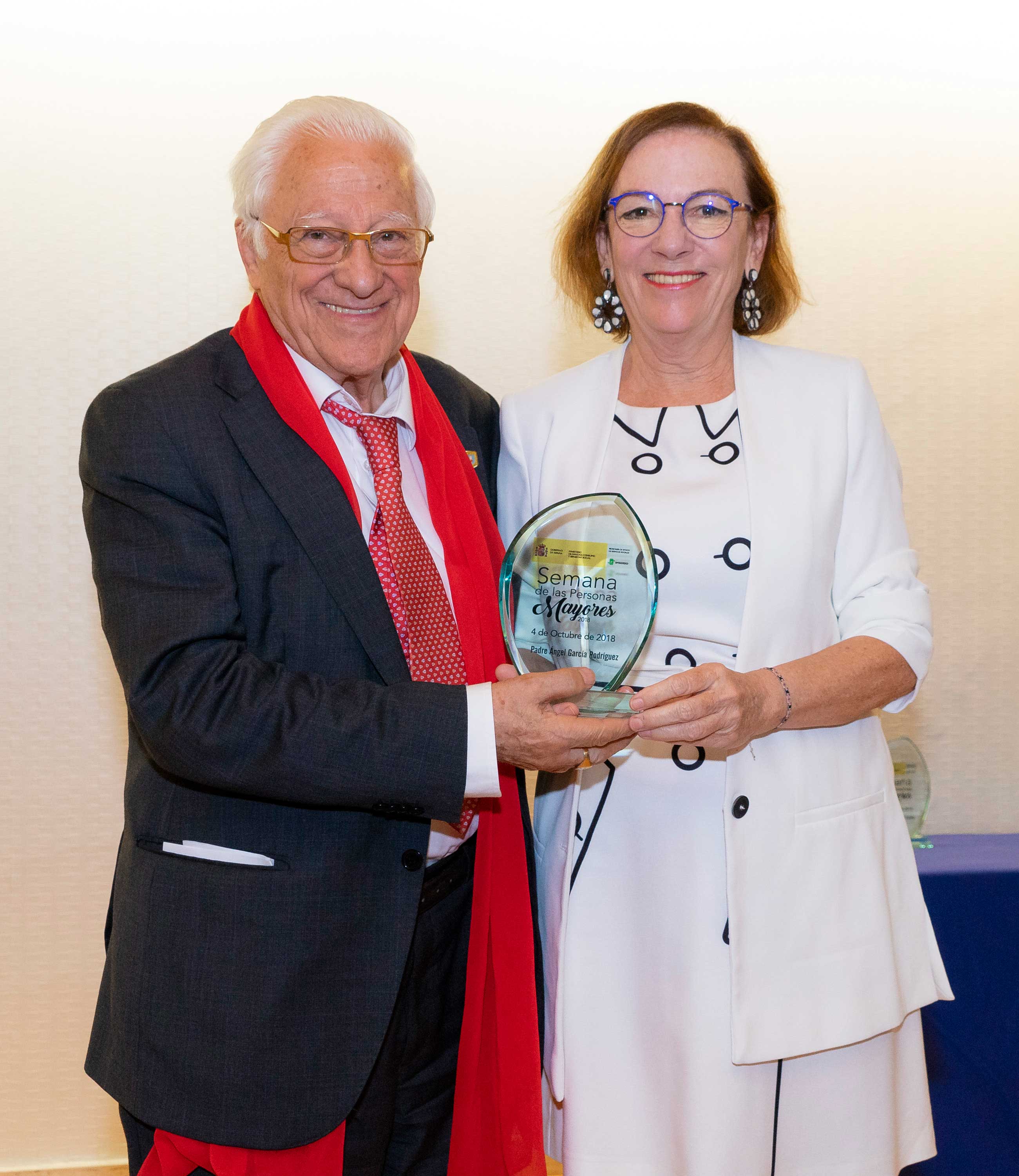 Padre Ángel junto a Dª Carmen Orte Socias