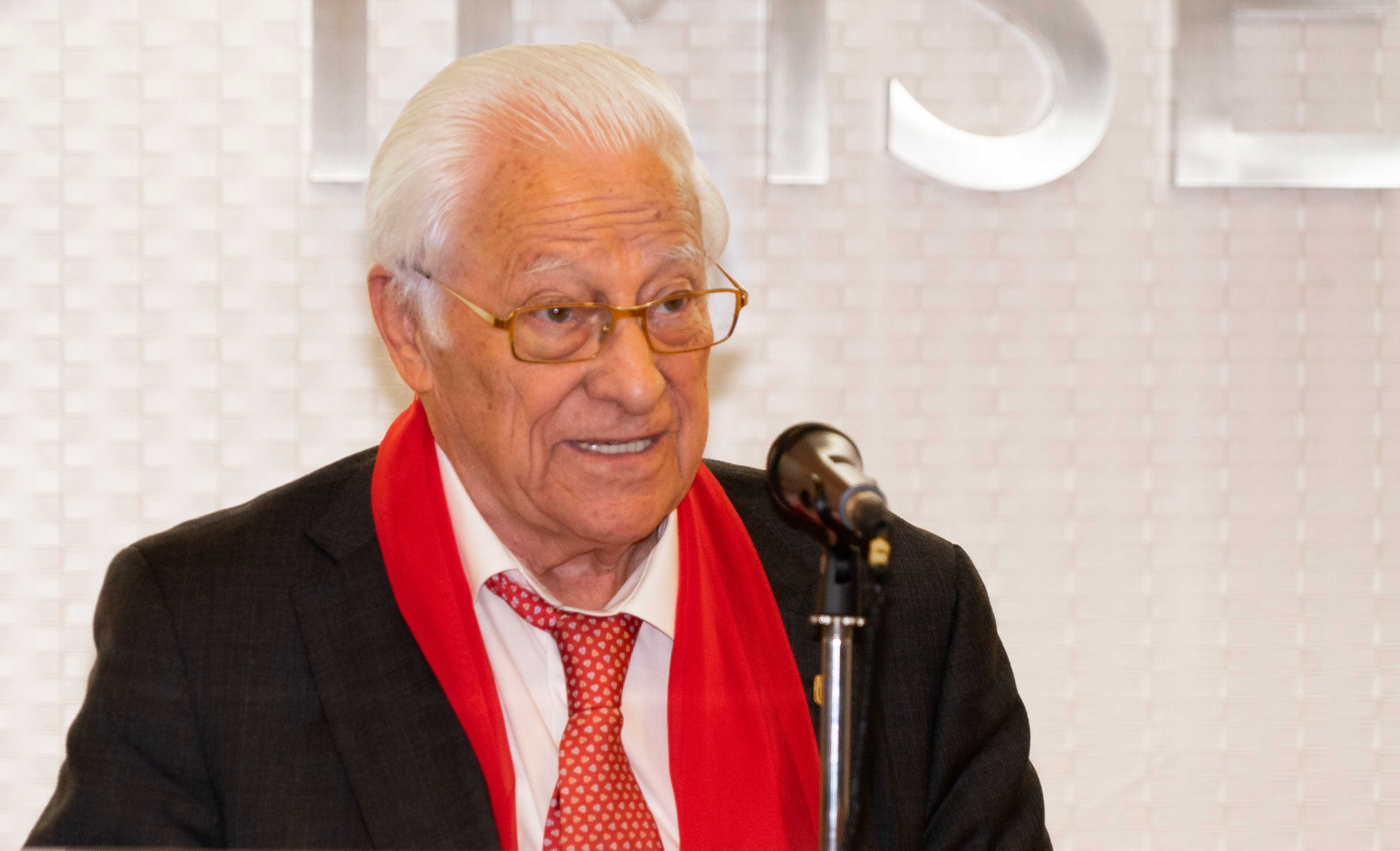Padre Ángel hablando durante el acto de clausura