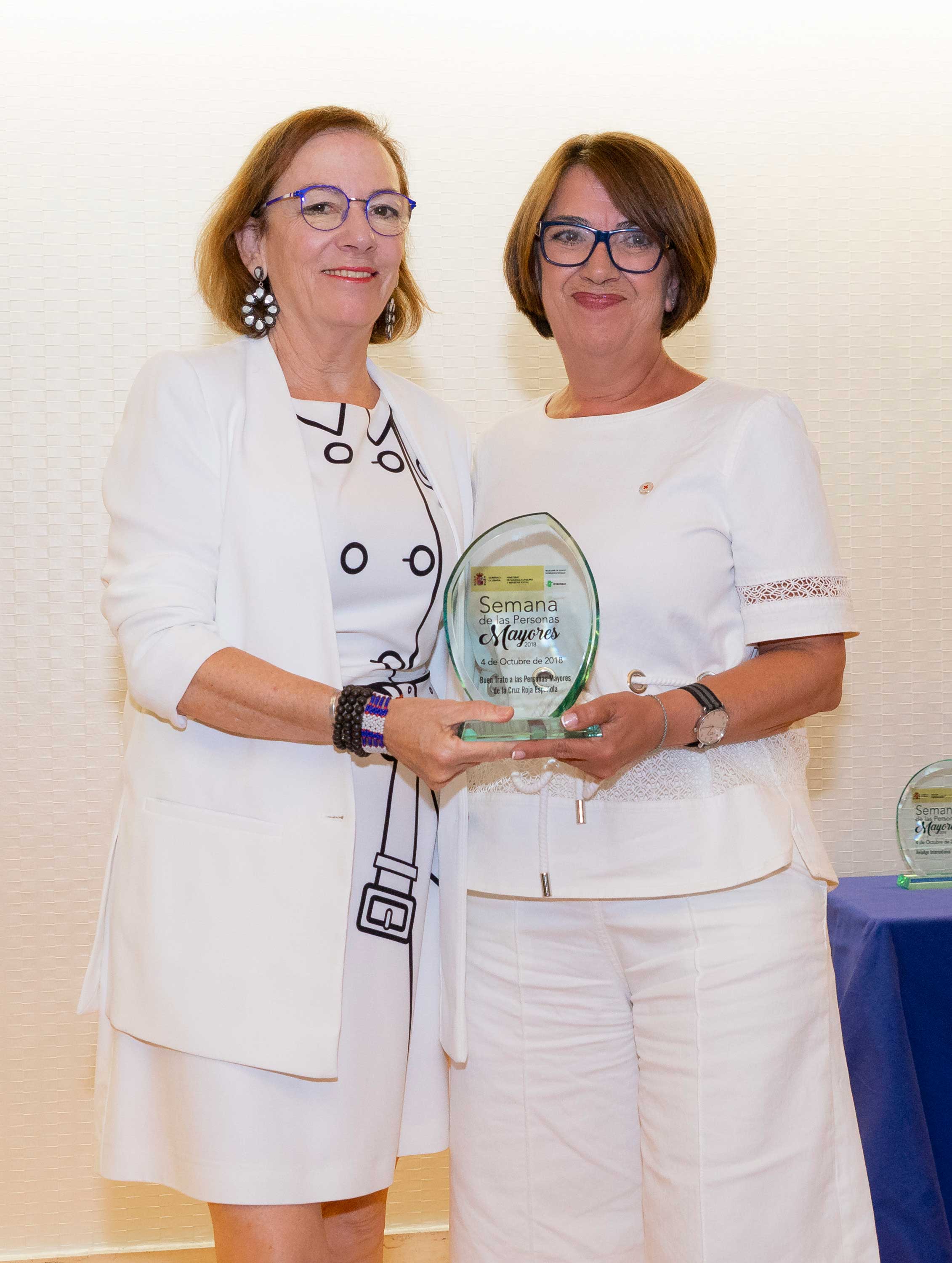 Oli Hervera recogiendo la Mención entregada por Dª Carmen Orte Socias