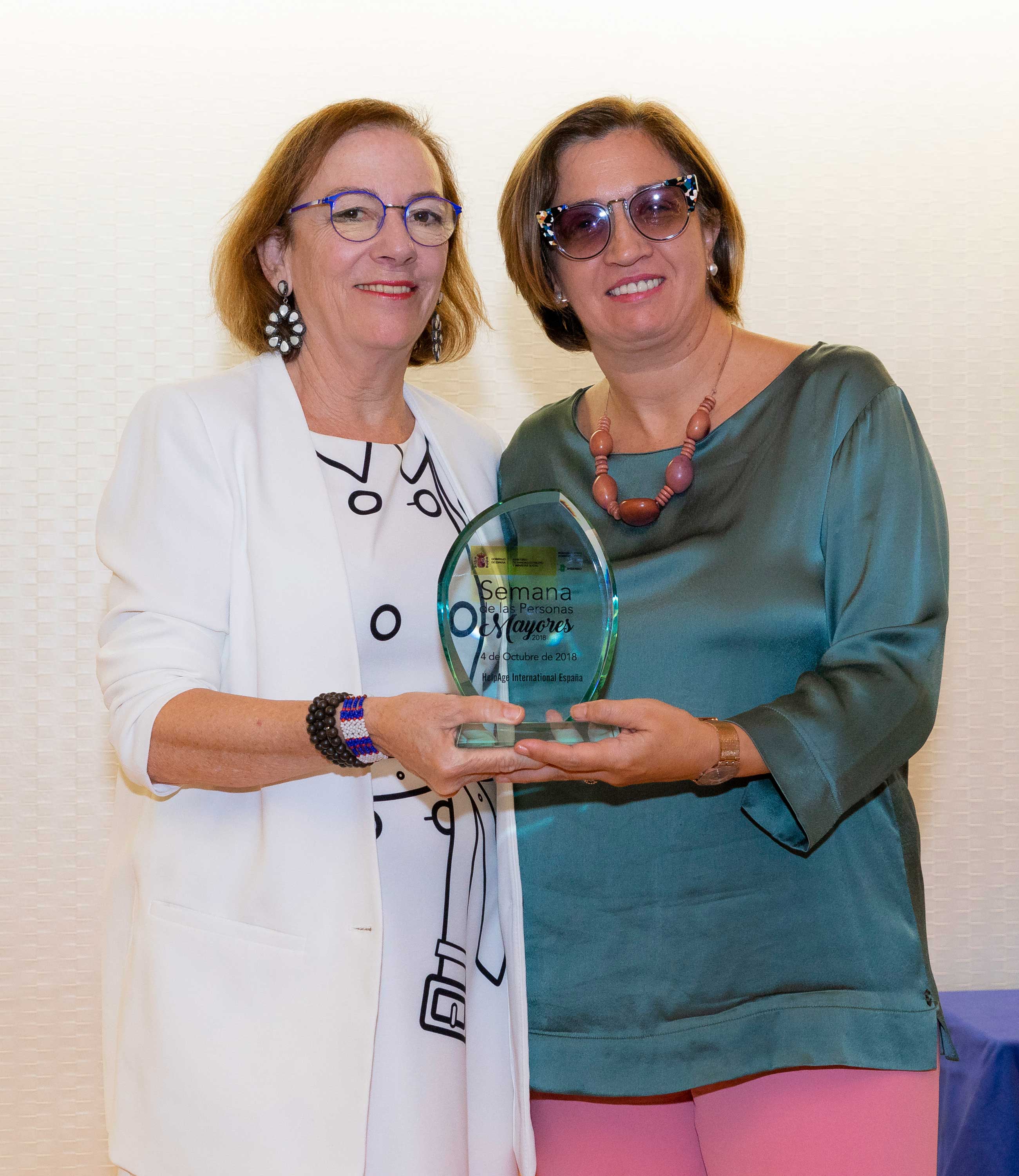 Isabel María Martínez recogiendo la Mención entregada por Dª Carmen Orte Socias