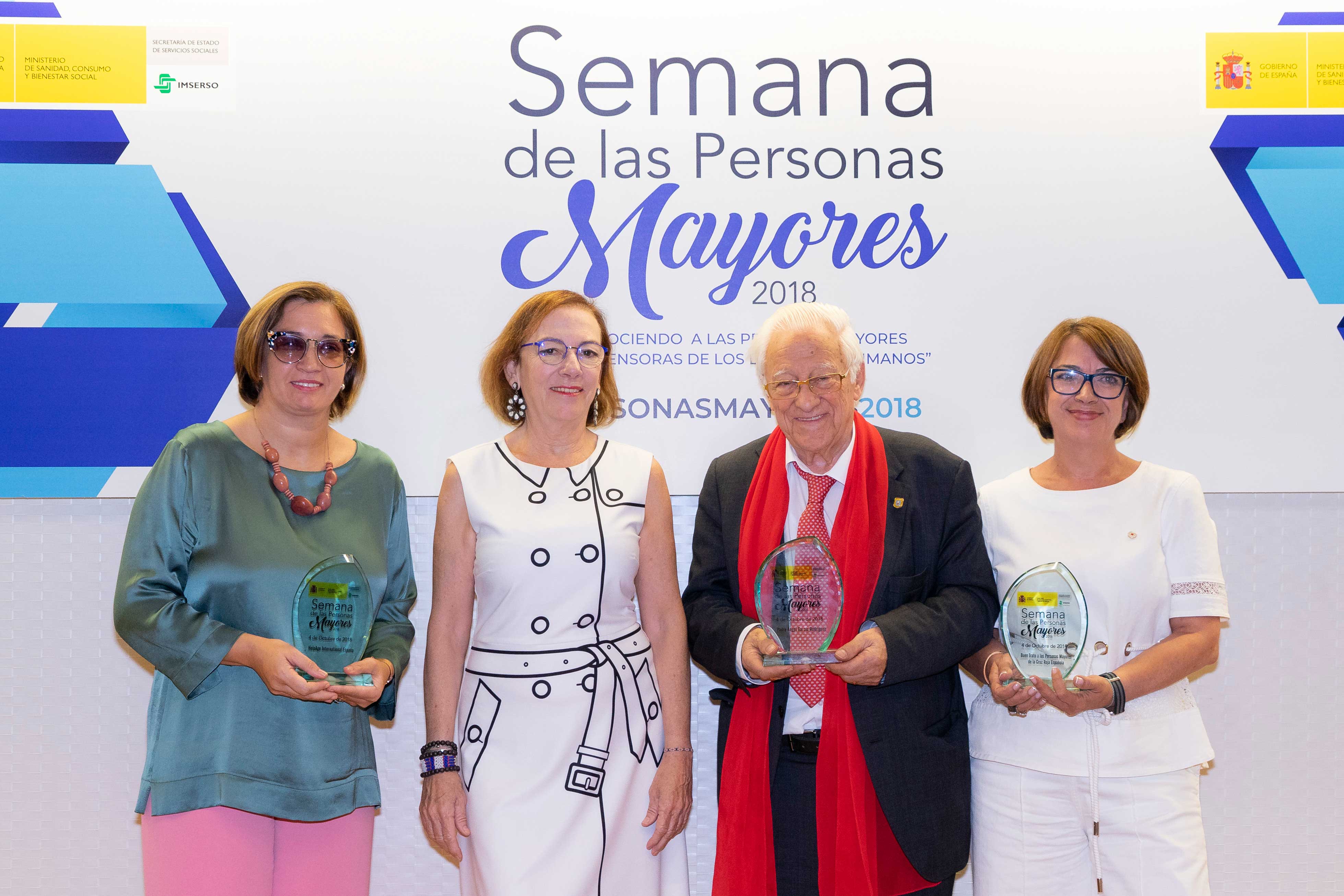 Isabel María Martínez, Dª Carmen Orte Socias, Padre Ángel y Oli Hervera, con las Menciones