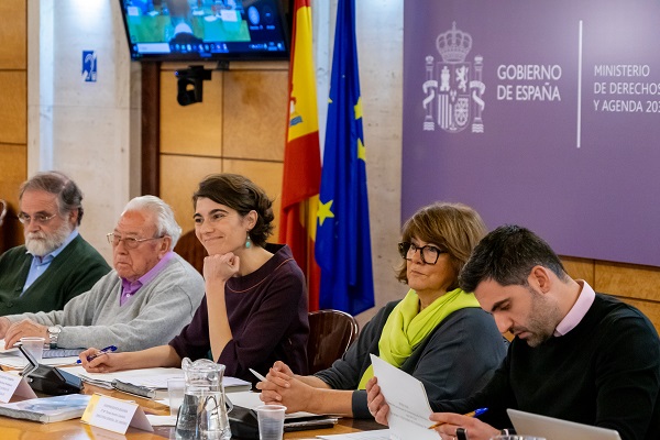 La secretaria de Estado de Derechos Sociales, Rosa Martínez, junto con la directora general del Imserso, María Teresa Sancho presidiendo el primer Consejo General del Imserso del 2024.