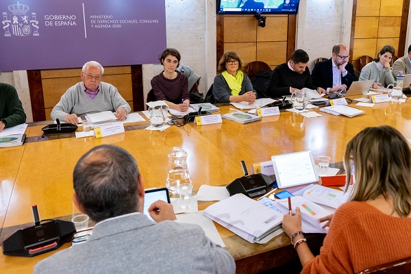 La secretaria de Estado de Derechos Sociales, Rosa Martínez, junto con la directora general del Imserso, María Teresa Sancho presidiendo el primer Consejo General del Imserso del 2024.