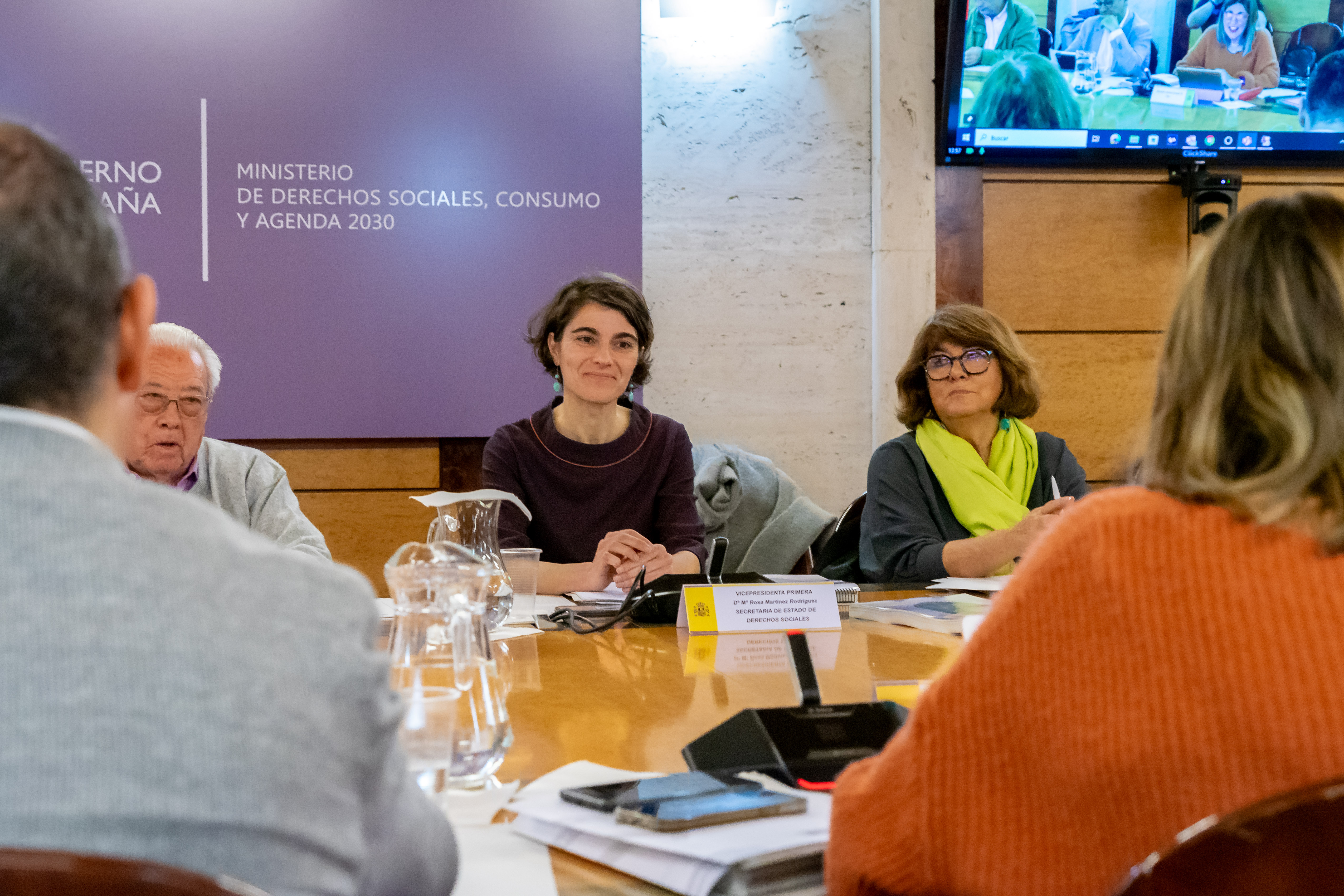 La secretaria de Estado de Derechos Sociales, Rosa Martínez, junto con la directora general del Imserso, María Teresa Sancho presidiendo el primer Consejo General del Imserso del 2024.