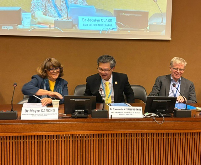 A la izquierda, Mayte Sancho, directora general del Imserso, durante su intervención en la Asamblea Mundial de la Salud, el principal encuentro anual de la Organización Mundial de la Salud (OMS).