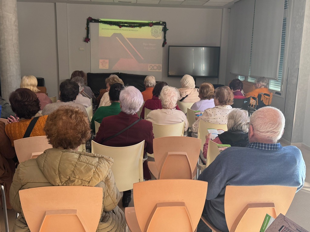 Personas usuarias del centro durante la charla.
