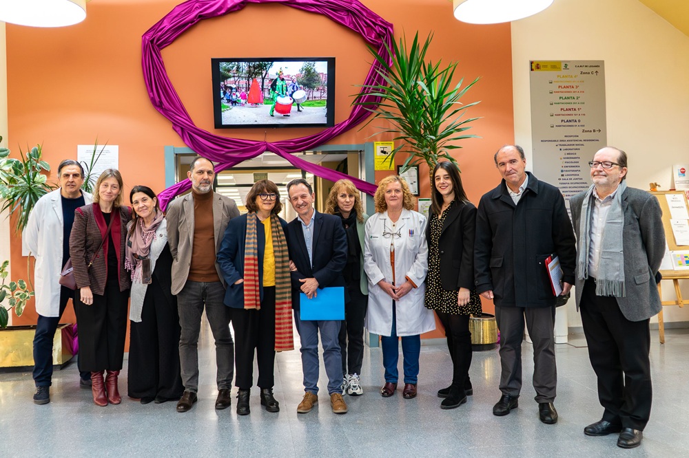 Foto de familia de los asistentes a la visita.