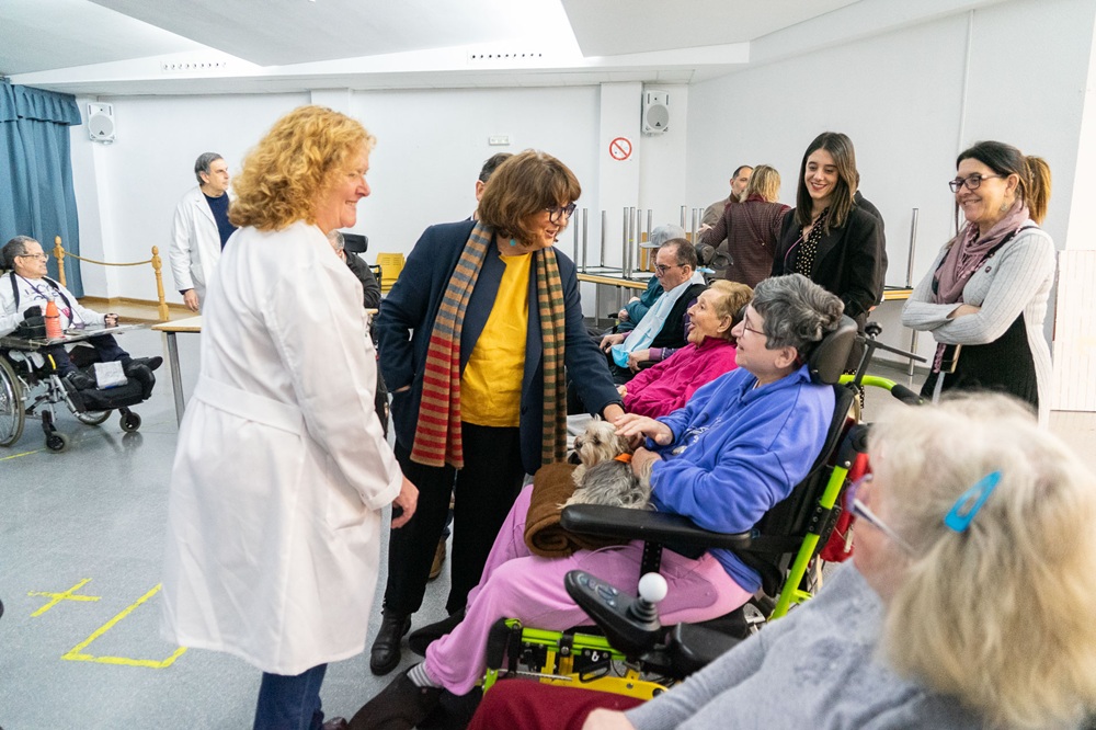 María Teresa Sancho Castiello, directora general del Imserso, junto a usuarias del centro.