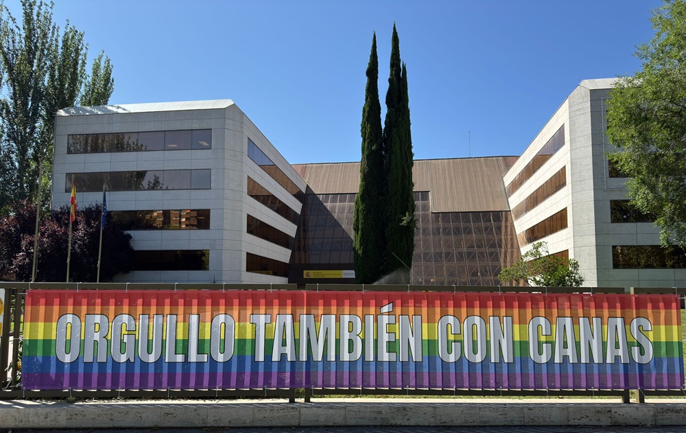 Fachada del edificio del Imserso con la pancarta por el Día Internacional del Orgullo LGTBIQ+.