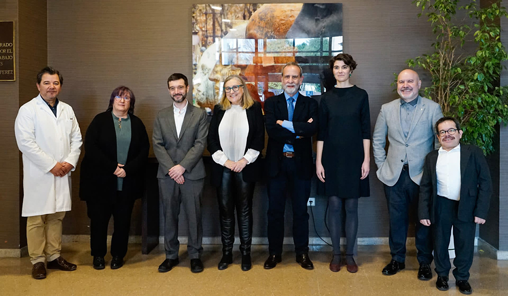 Inmaculada Gómez Pastor, directora gerente del Ceadac y otros profesionales del centro junto a Pablo Bustinduy (ministro de derechos sociales), María Rosa Martínez Rodríguez (Secretaría de Estado de Derechos Sociales), Luis Cayo Pérez Bueno (Presidente CERMI) y Jesús Martín Blanco (director General de Derechos de las Personas con Discapacidad)
