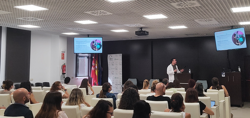 Emilio Ramos impartiendo la jornada a los asistentes en el salón de actos del Ceadac.