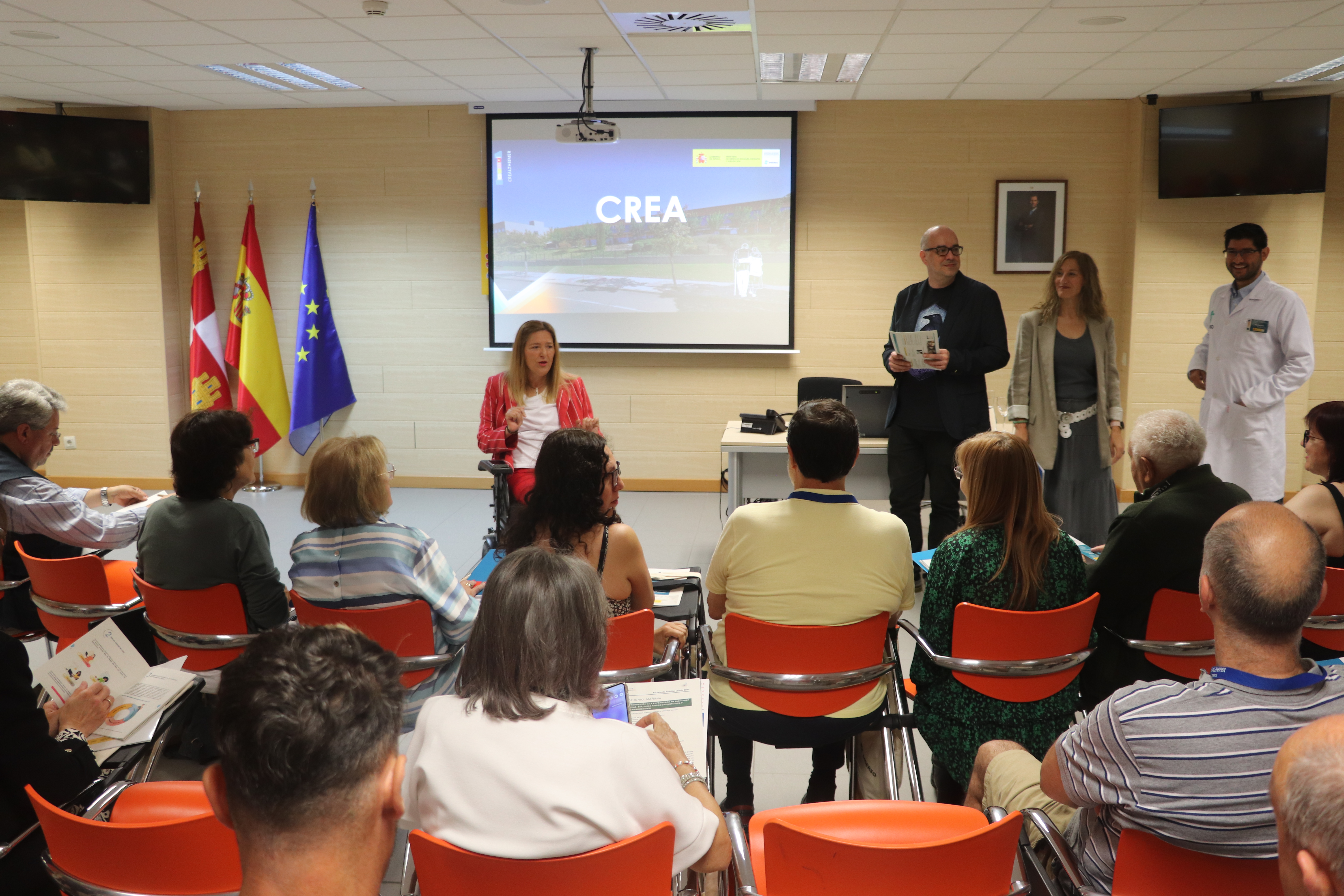 Los responsables del CRE Alzheimer presentan la Escuela de Familias a los asistentes.