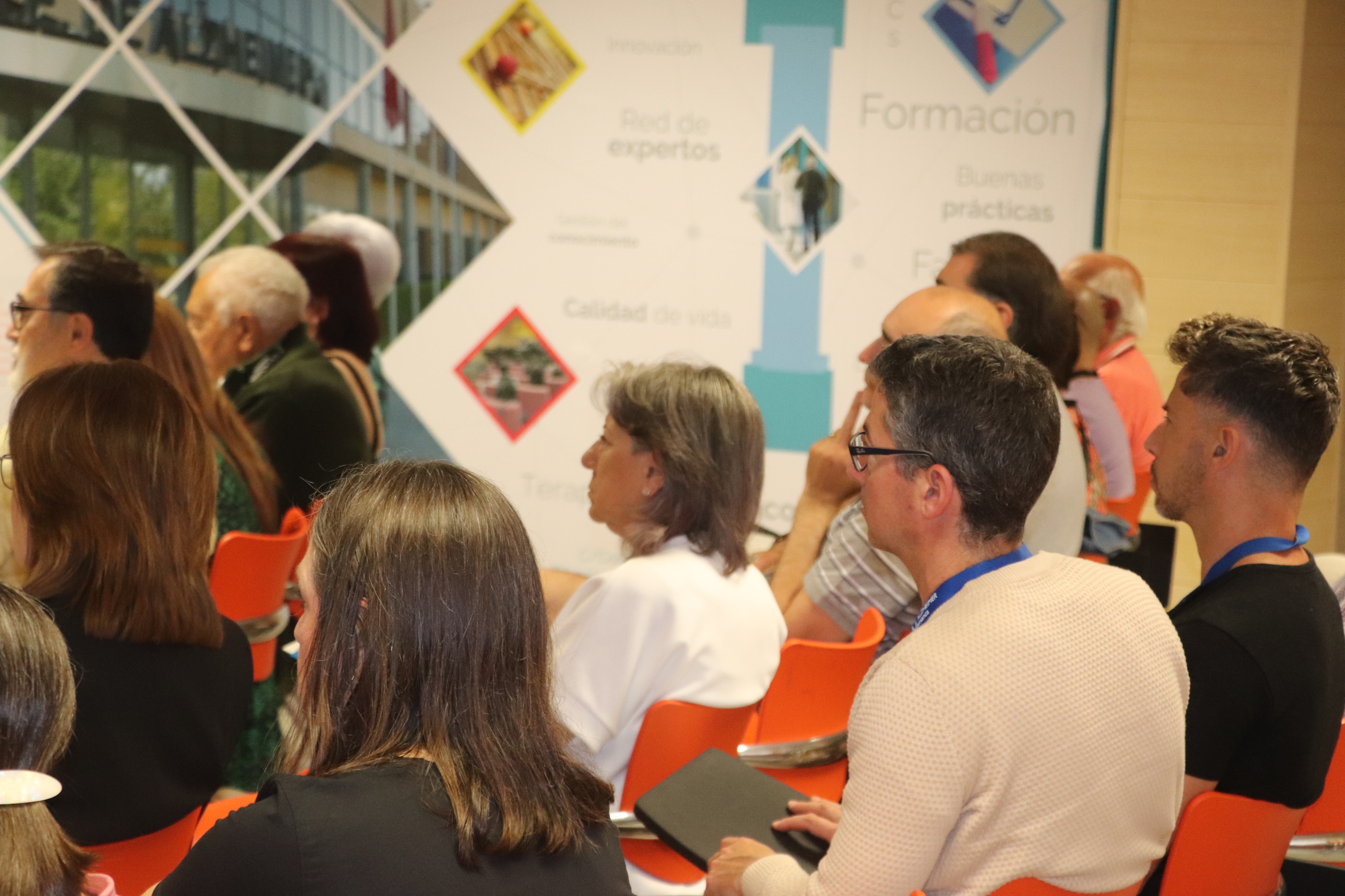 Asistentes a la Escuela de Familias del CREA.