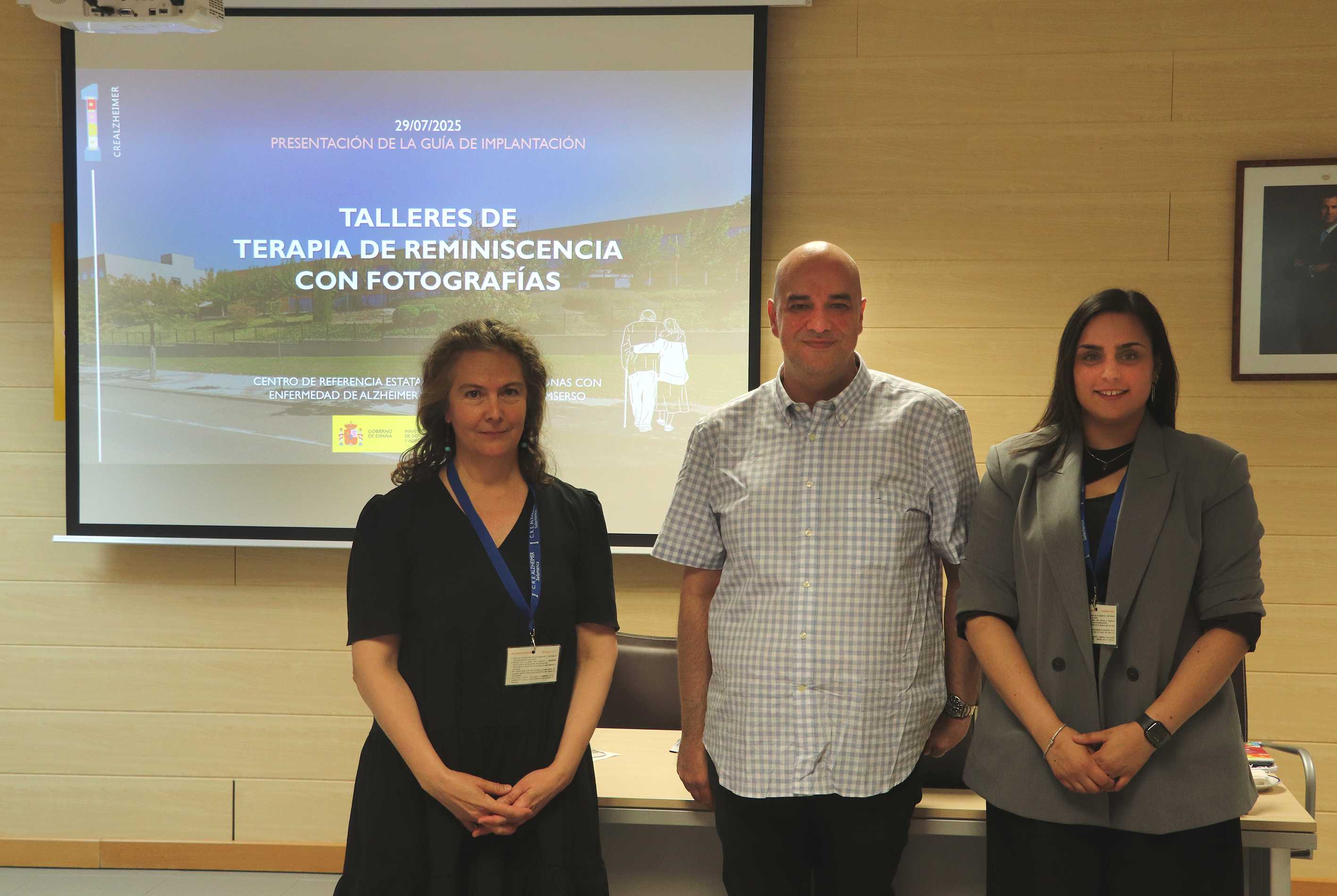 Los autores de la guía, Carmen Pérez González, fotohistoriadora; Enrique Pérez Sáez, responsable de Área técnica del CREA y Tania Josan Lalgi, psicóloga.