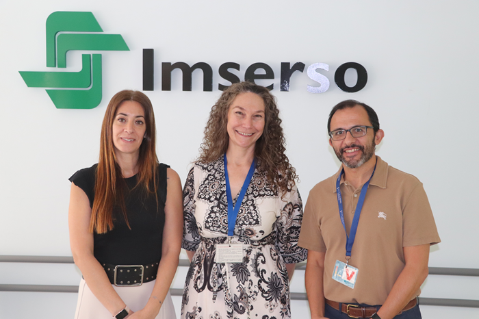 De izquierda a derecha, Marta Rivas Sánchez, responsable del área asistencial-residencial del CREA; Mar Somoza, directora de marketing y contenidos de la ONG; y Pedro Vaquero, presidente de Coloria.