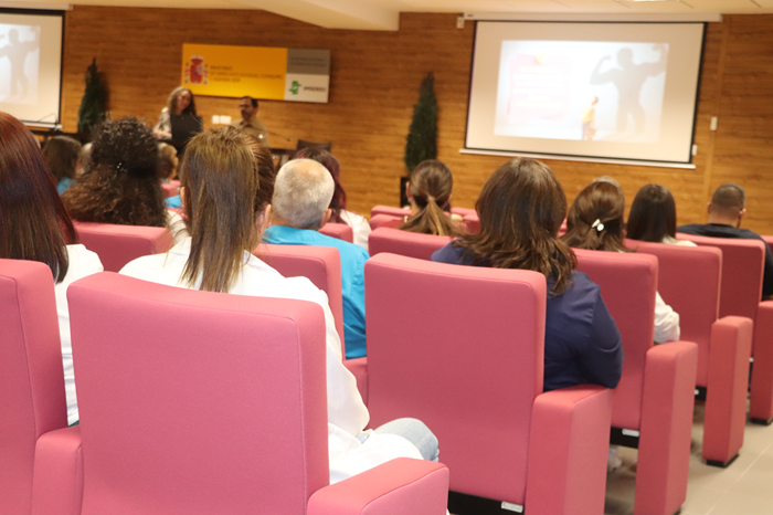 Asistentes durante la presentación del proyecto Un final para el olvido.