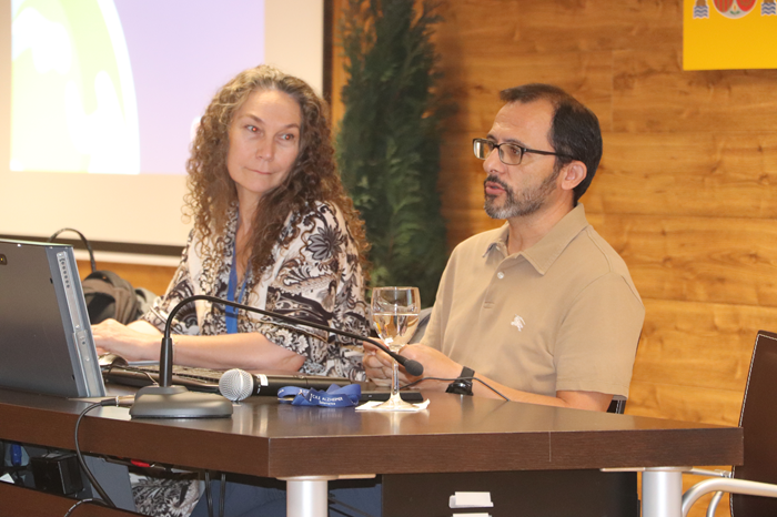 Mar Somoza y Pedro Vaquero, responsables de la ONG Coloria, durante la presentación del proyecto.