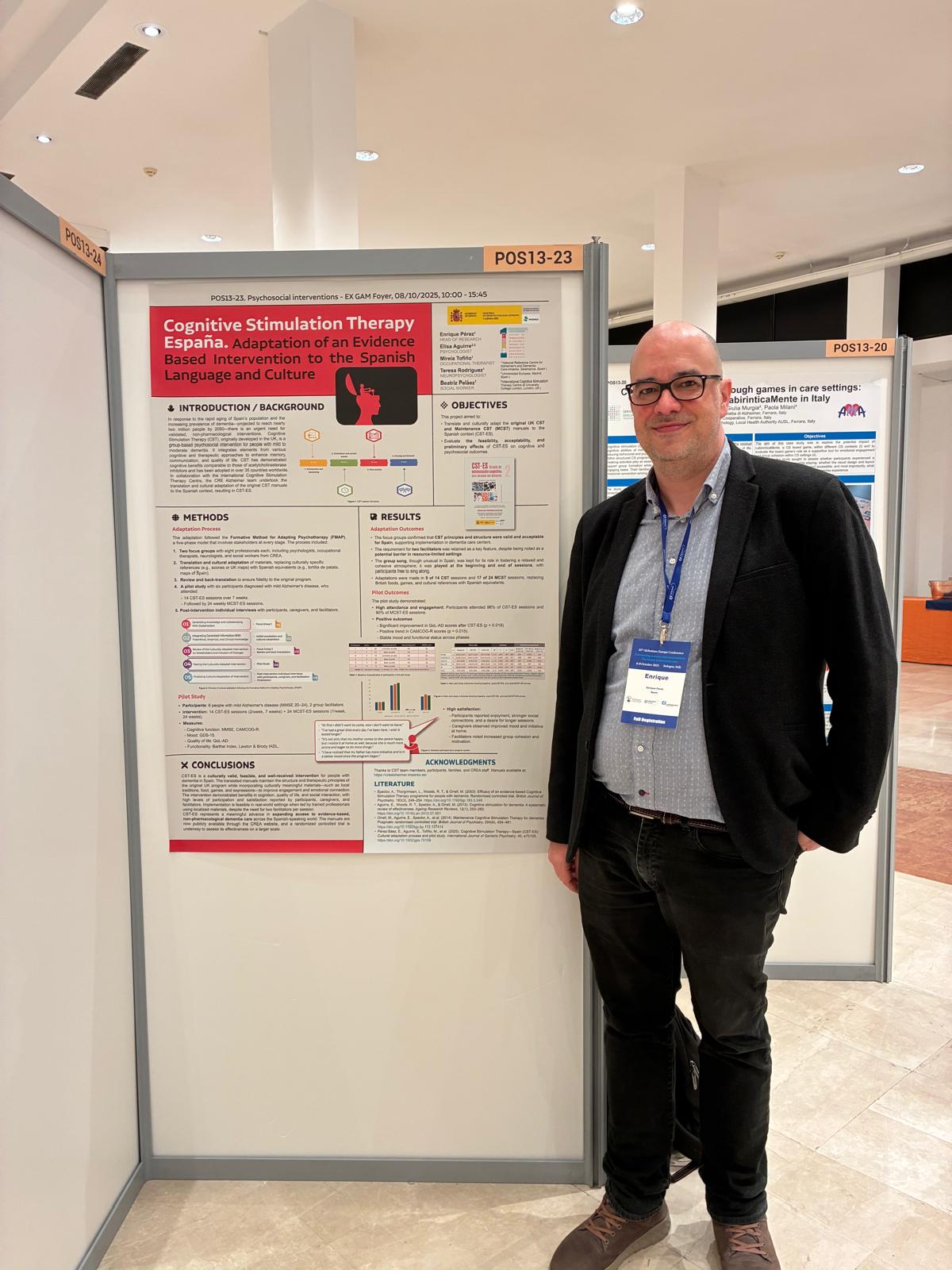 Enrique Pérez, responsable del Área de Técnica del CREA, presenta el póster que explica el proceso de adaptación a la cultura española de CST.