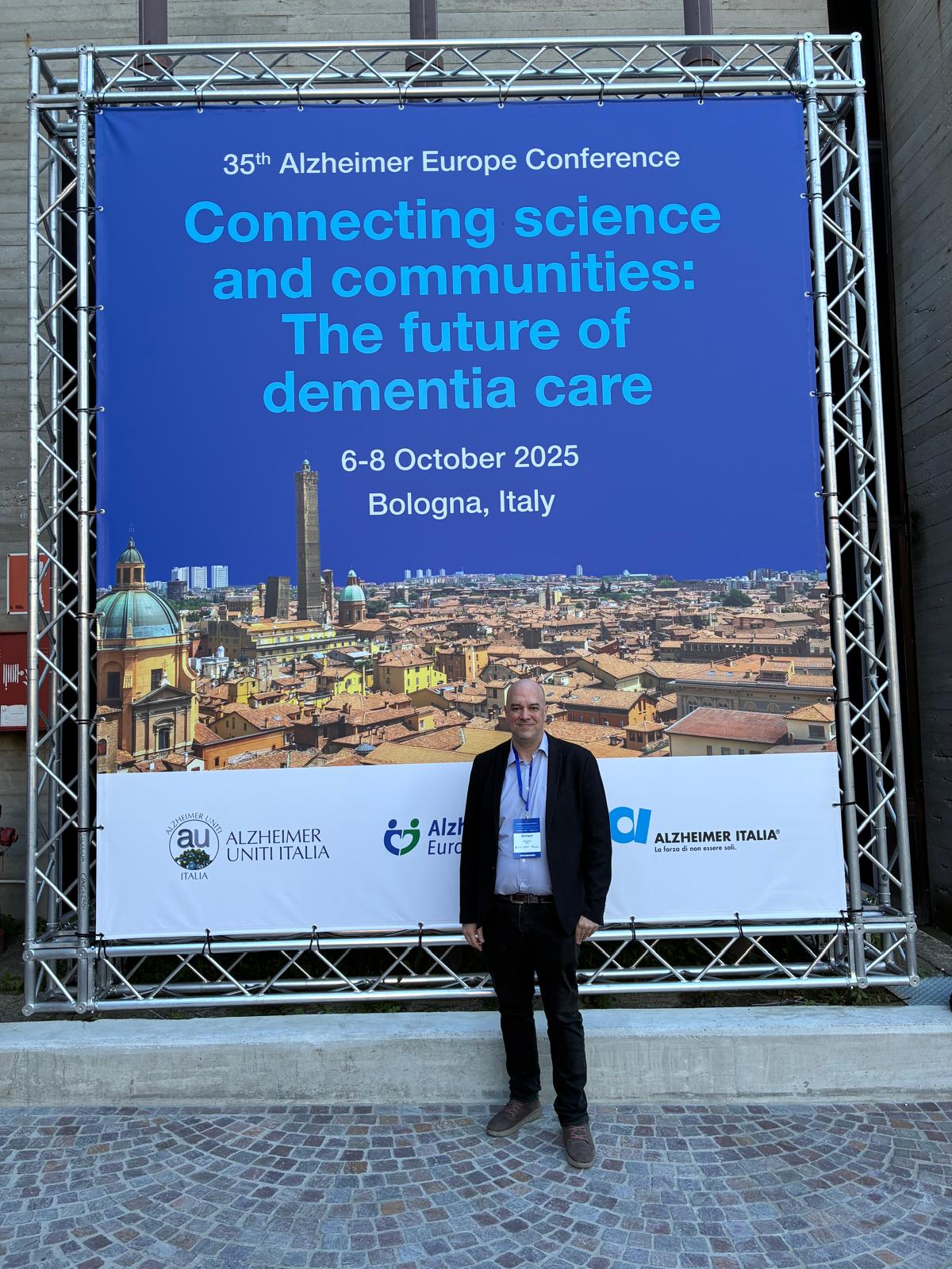 El responsable del CREA junto al cartel de la 35 Conferencia Alzheimer Europa.