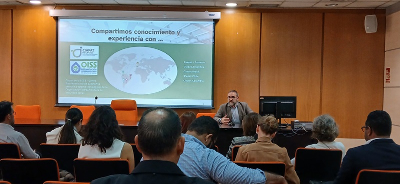 El director del centro durante la presentación.