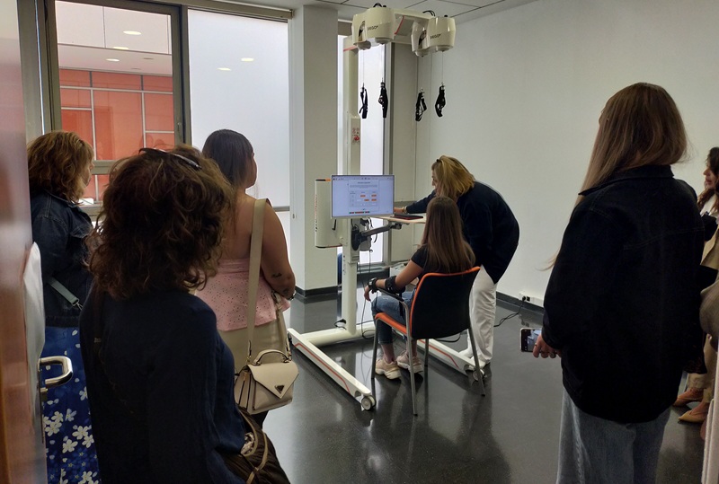 Algunas alumnas conociendo una de las estancias del centro.