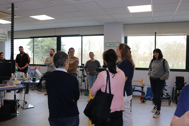 Visita al Gabinete de Accesibilidad y exposición de productos de apoyo del Creer, acompañados por las terapeutas ocupacionales del Centro.