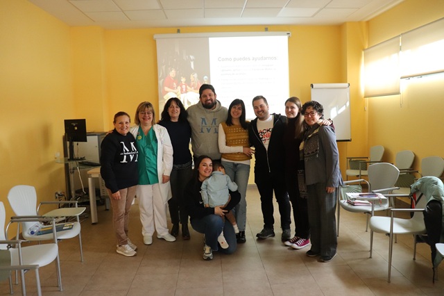 Médicos MIR de rotación sociosanitaria de Medicina Familiar de la Gerencia de Atención Primaria de Burgos con una familia y profesionales del Creer.