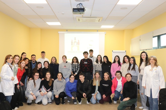 Grupo de alumnos de 3º curso del Grado en Pedagogía de la Universidad de Burgos con las maestras del Centro.