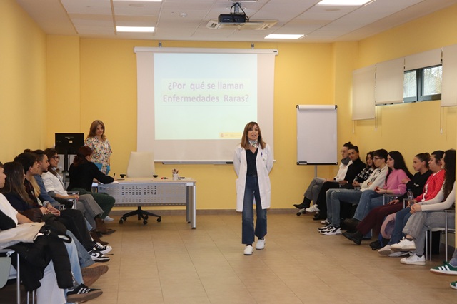 Maestras y pedagoga del Creer imparten una charla de sensibilización en enfermedades raras a los alumnos de pedagogía.