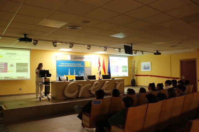 Sonia Martínez Sánchez, fisioterapeuta del Creer, presenta los programas y servicios a alumnos del Grado de Fisioterapia de la Universidad Francisco de Vitoria de Madrid.