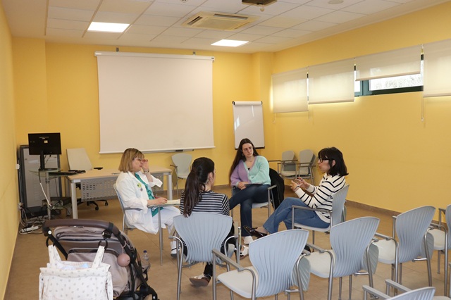 Enfermera del programa de rotación sociosanitaria de la Gerencia de Atención Primaria de Burgos con profesionales del Creer y la mamá de una niña con una enfermedad rara.