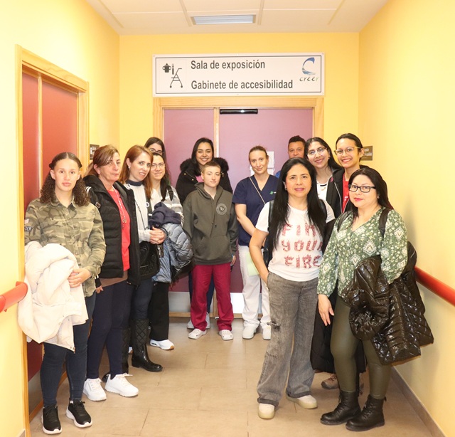 Alumnos de la Fundación Lesmes con la terapeuta ocupacional del Creer.
