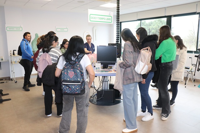Alumnos de la Fundación Lesmes conocen el Gabinete de Accesibilidad del Creer.