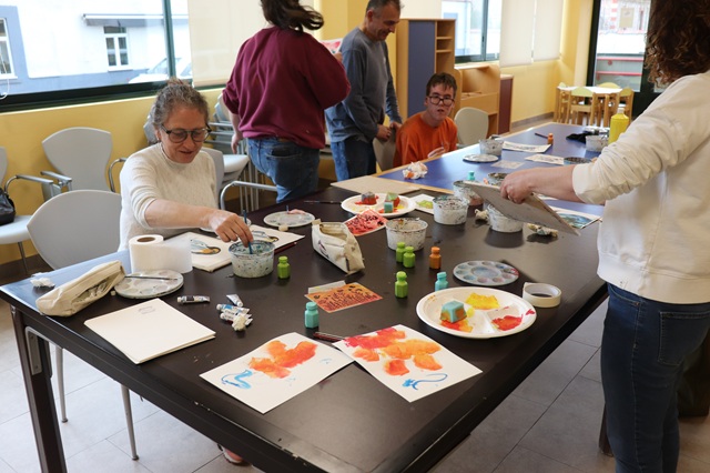 Familias en el taller de de dibujo y pintura.
