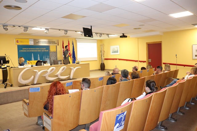 Familias en la presentación del estudio 'Eficacia de la Terapia de Aceptación y Compromiso (ACT) en formato grupal para el dolor crónico en personas adultas con displasias óseas'.