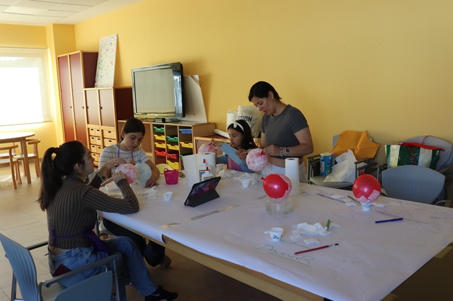 Los menores en el taller de arteterapia.