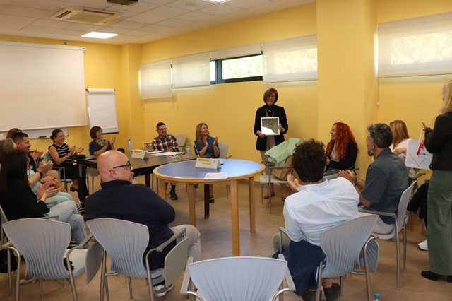 Las familias comparten experiencias y hacen un reconocimiento a la Dra. Ana María Bueno Sánchez.